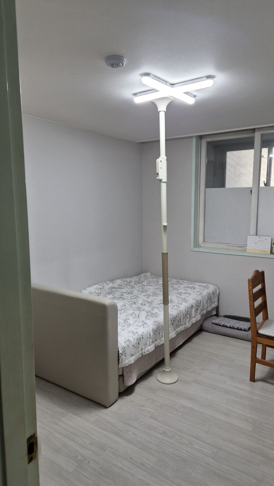보람동 재가복지와 함께 안내하는 복지용구 참고사진 - 침대 옆 바닥과 천장 사이에 고정한 기둥형 안전손잡이