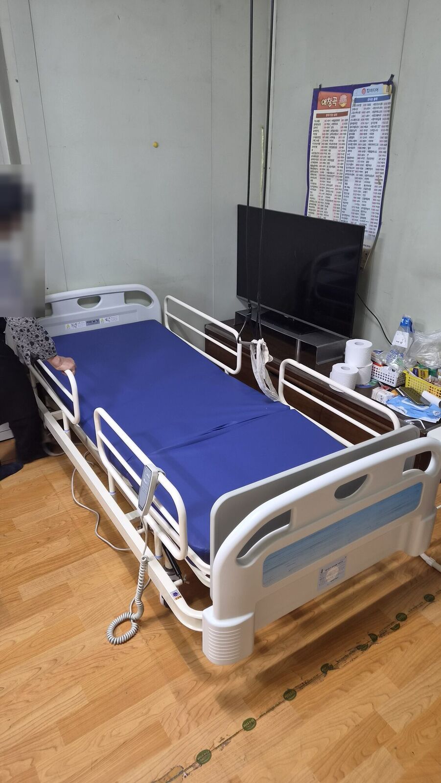 세종 전동침대대여 안내용 참고사진 - TV 옆에 설치된 파란 매트리스 전동침대