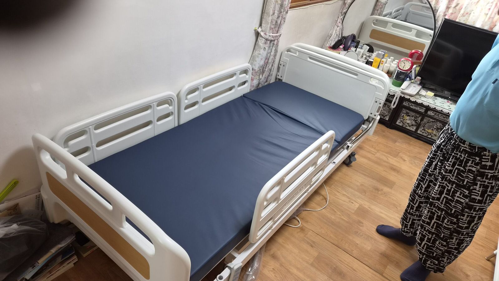 세종 전동침대대여 안내용 참고사진 - 방 벽면에 설치된 안전난간 전동침대
