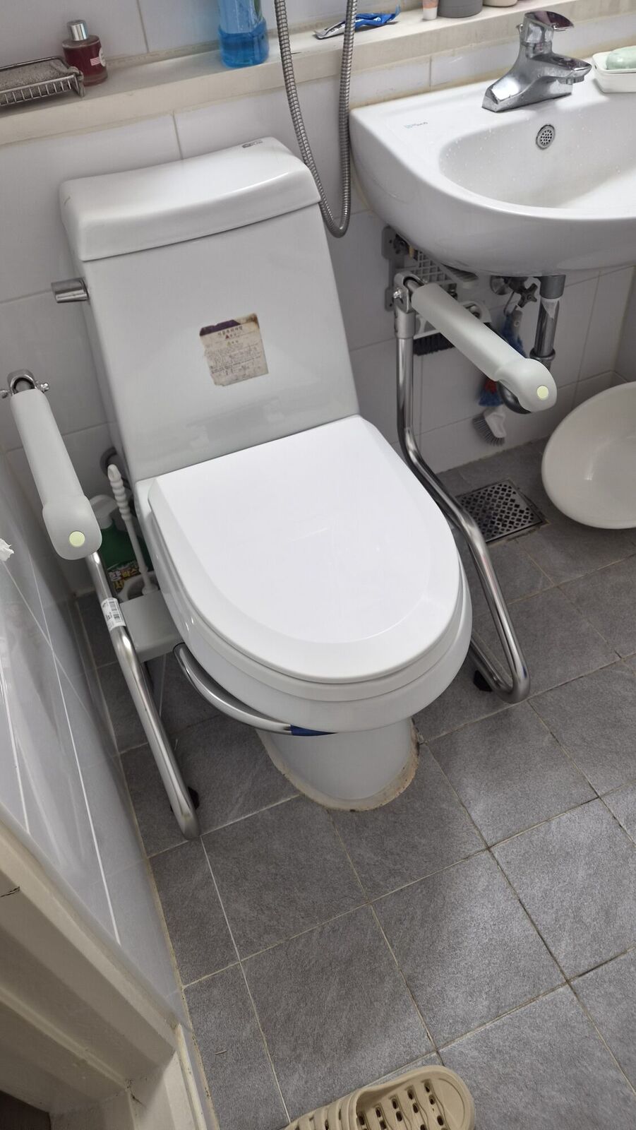 반곡동 재가복지와 함께 안내하는 복지용구 참고사진 - 좁은 욕실 변기에 설치한 안전손잡이